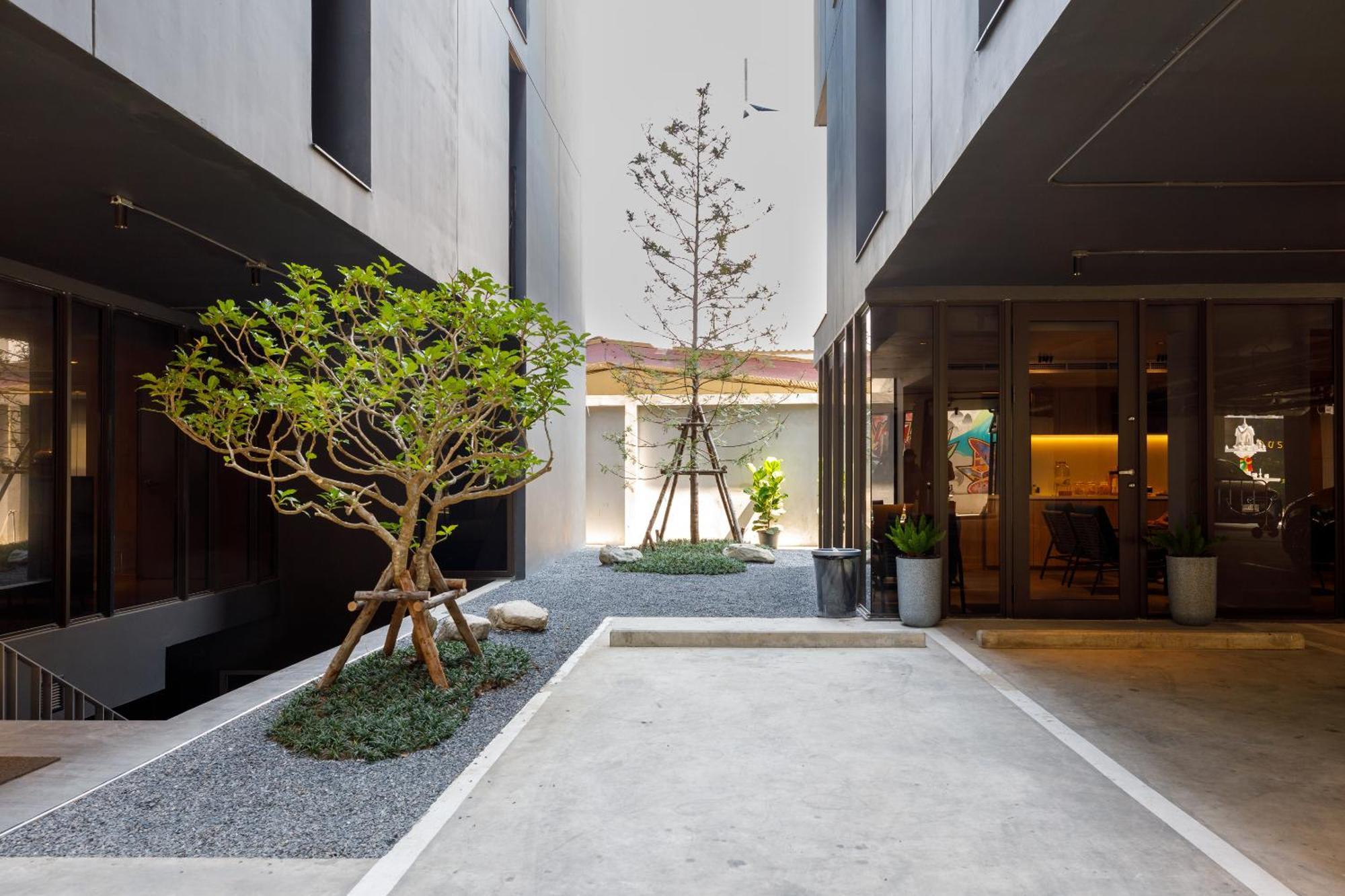 Benjarong Hotel Bangkok Exterior photo