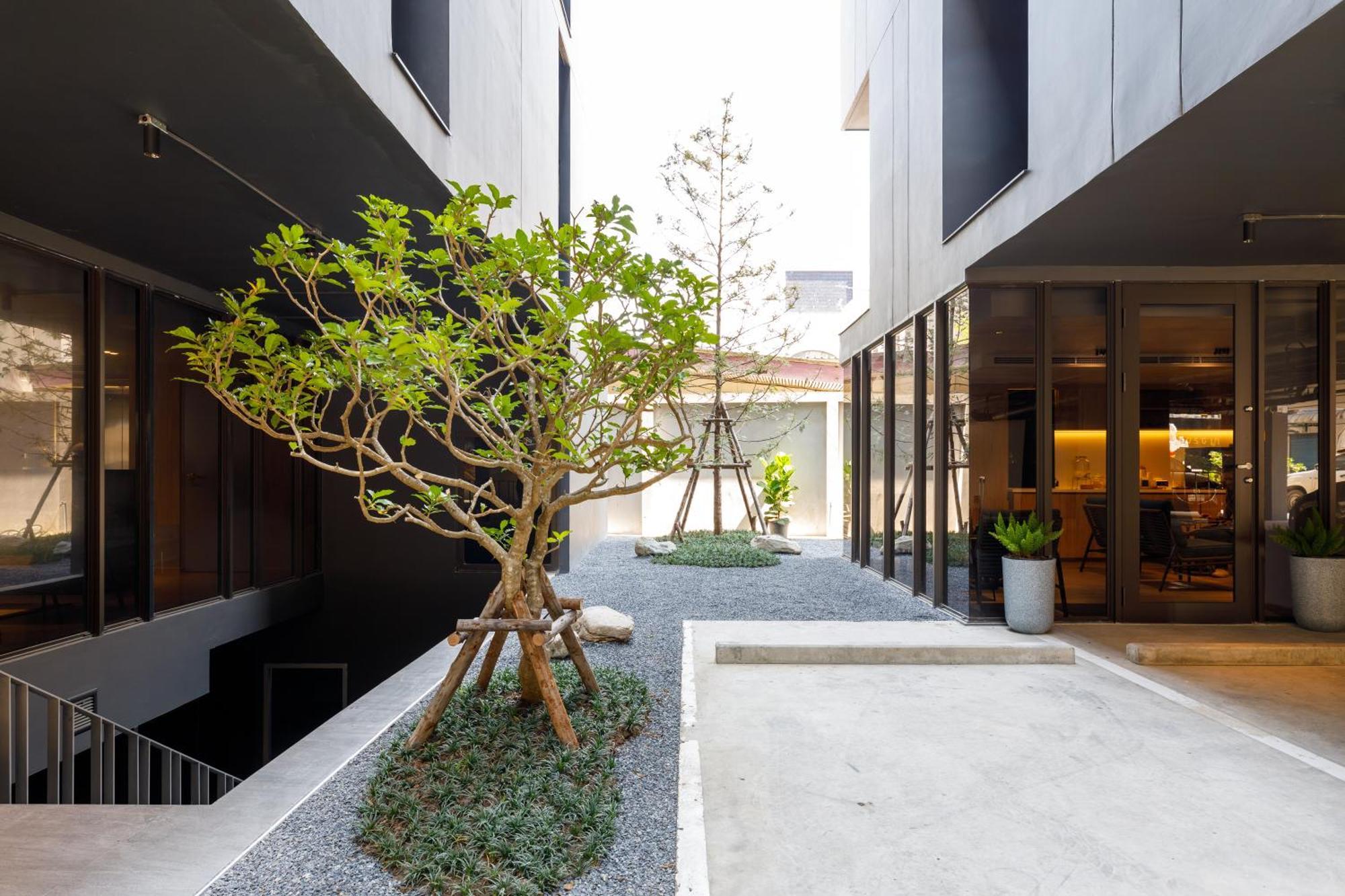 Benjarong Hotel Bangkok Exterior photo
